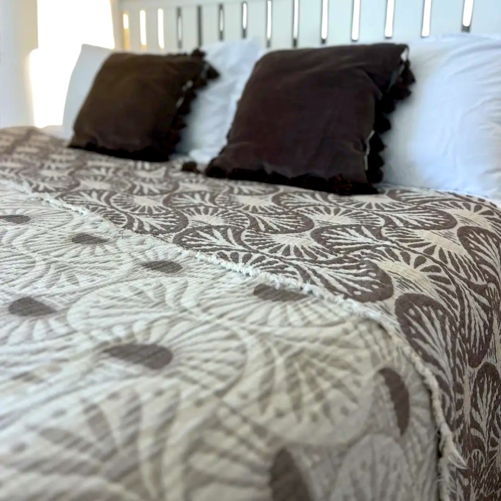 Ginkgo Deco Leaf Quilt Bedspread Comforter 2 Side FLiPSiDE Tan + Cream NEW! - Picture 4 of 10